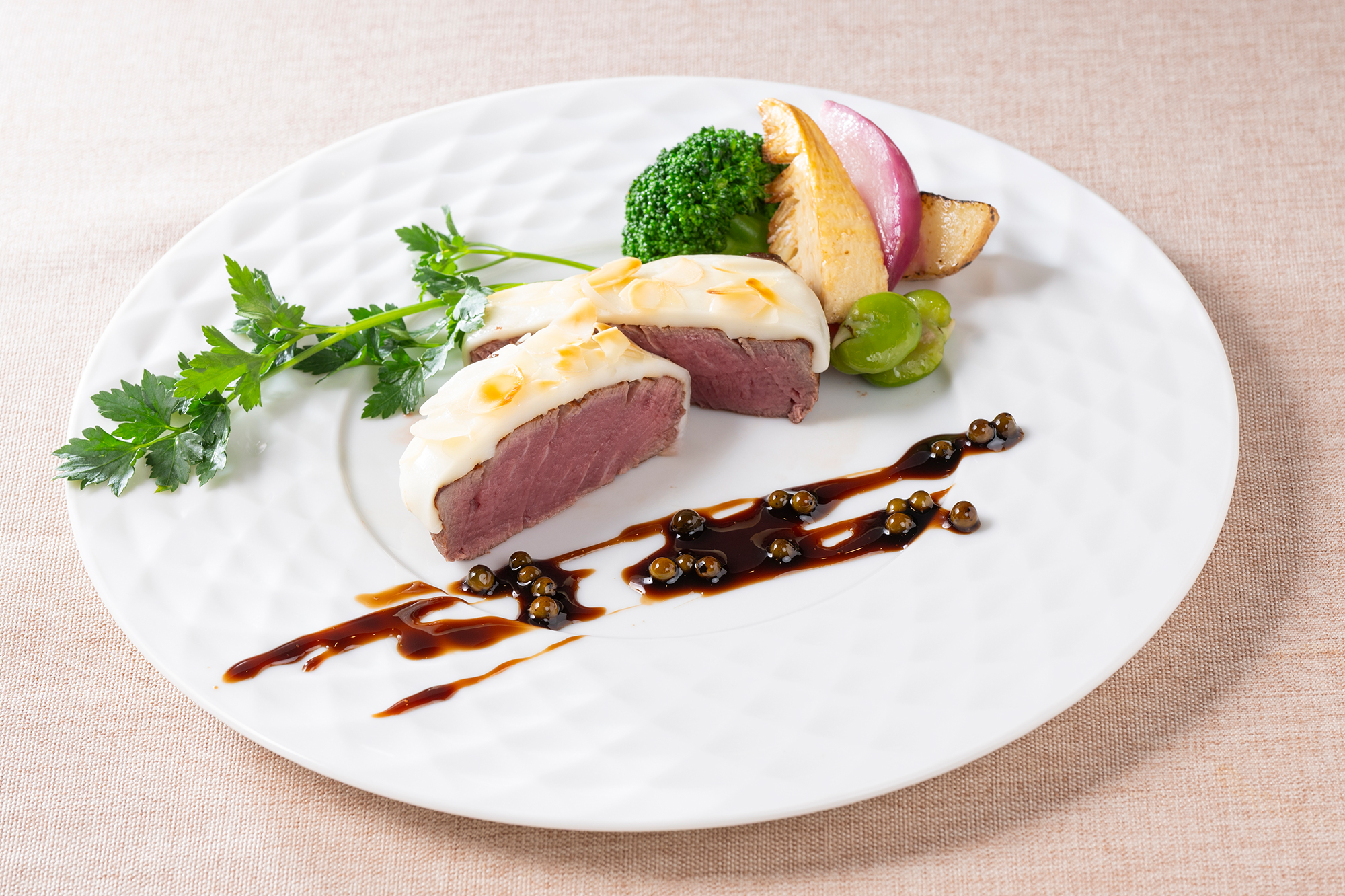 「牛フィレ肉とアーモンドチーズのロースト ~グリーンペッパーソース~」